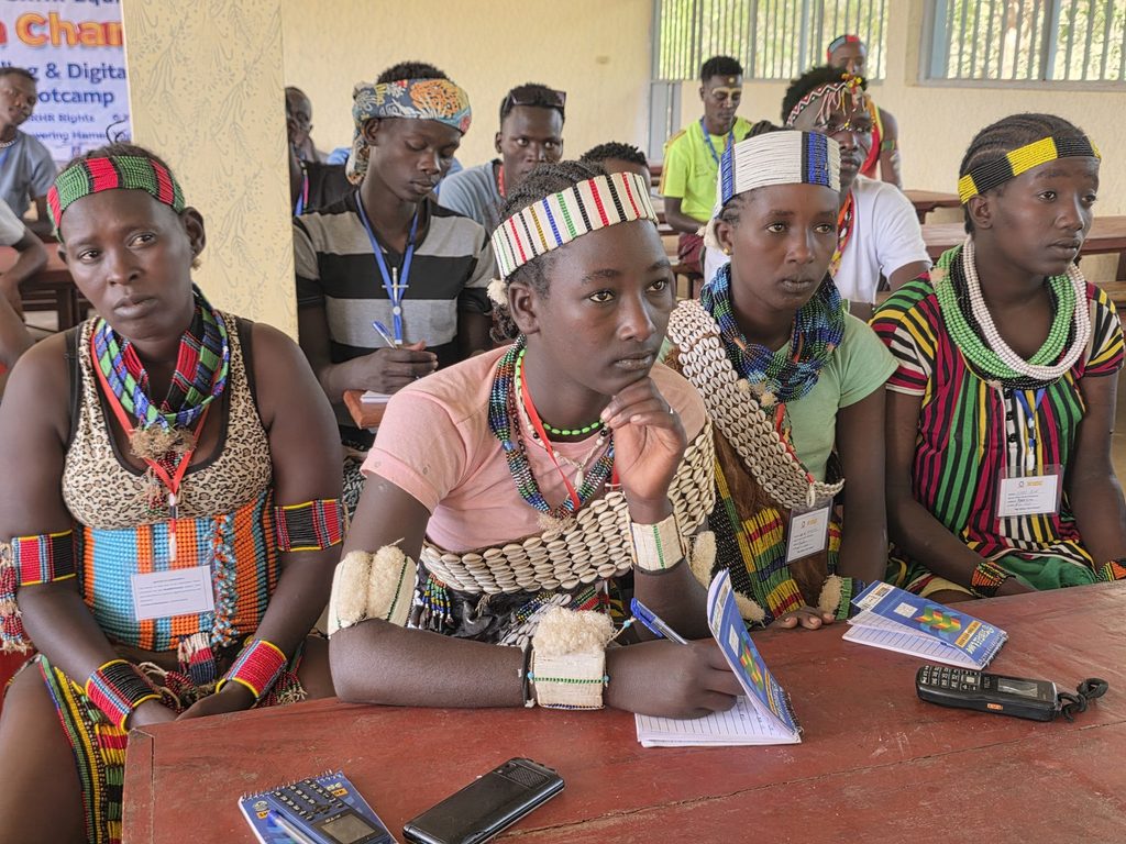 Des jeunes hommes et femmes étaient assis dans une salle de classe lors d'un atelier.