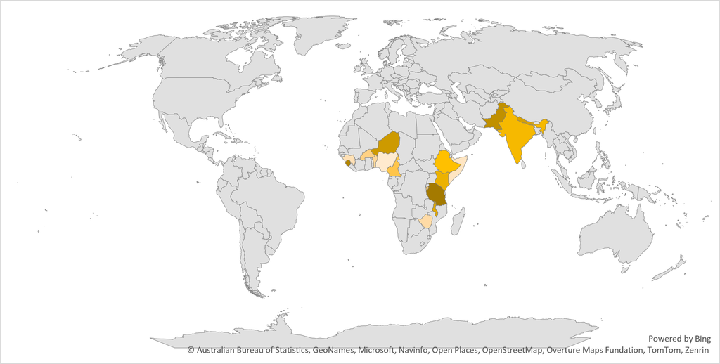 Une carte du monde en gris, sur laquelle les pays où AmplifyChange a des partenaires sont mis en évidence dans différentes nuances de jaune.
